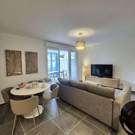 Moderne Avec Piscine, Climatisation Et Parking A - Fr-1-226b-244 *